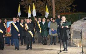 XXII dzień papieski w Lubaczowie - składanie kwiat&oacute;w