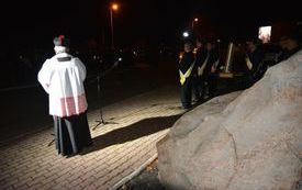 XXII dzień papieski w Lubaczowie - składanie kwiat&oacute;w