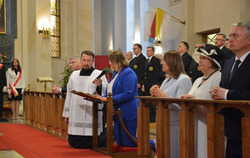 Zdjęcie do Matce Bożej Łaskawej zawierzyli mieszkańc&oacute;w...