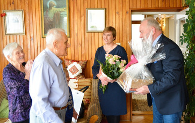 Zdjęcie do Wyjątkowe urodziny, jubileusz małżeństwa i medale od Prezydenta RP - z wizytą u Joanny i J&oacute;zefa Mikrut&oacute;w