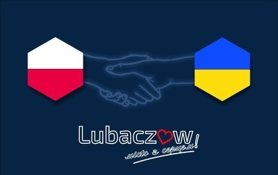 Na zdjęciu widoczny uścisk dłoni oraz symbole flag polskiej i ukraińskiej.