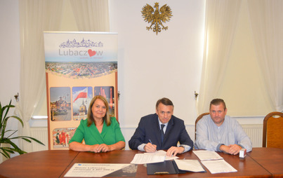 Zdjęcie do Podpisanie umowy na budowę Punktu Selektywnej Zbi&oacute;rki Odpad&oacute;w Komunalnych (PSZOK) w Lubaczowie