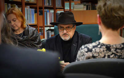Zdjęcie do Między innymi w Miejskiej Bibliotece Publicznej &ndash; spotkanie z Leszkiem W&oacute;jcikiem