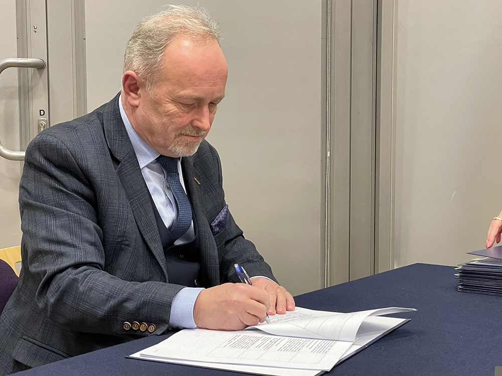 janusz_waldemar_zubrzycki_podpisuje_porozumienie_rozproszony_inkubator_RARR