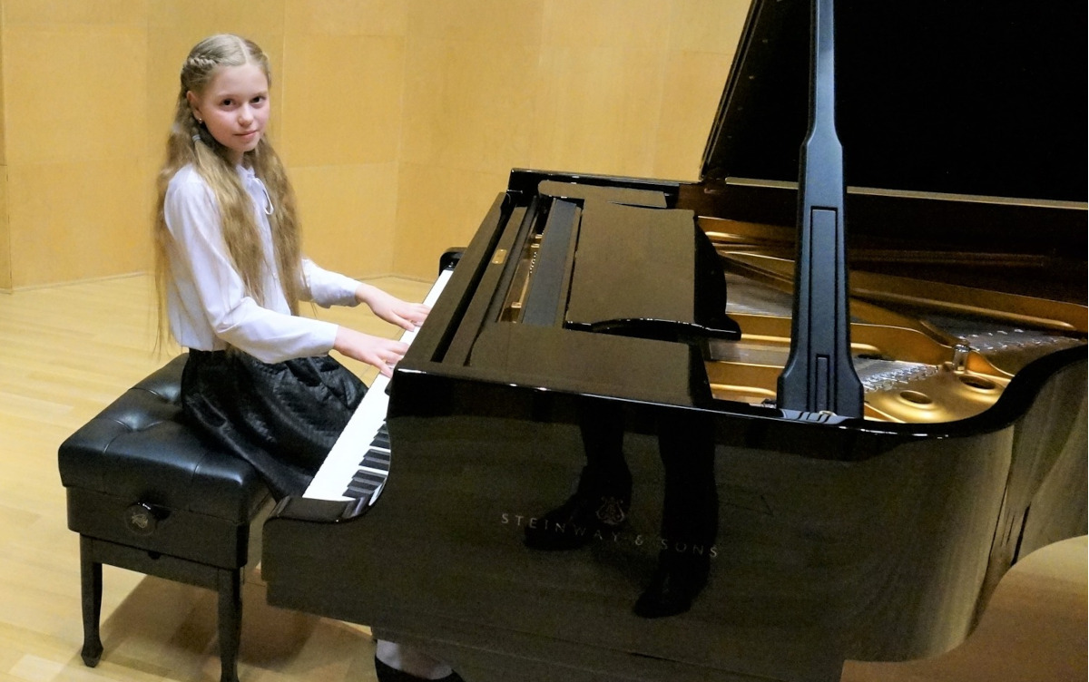 Lena Zelik przy fortepianie