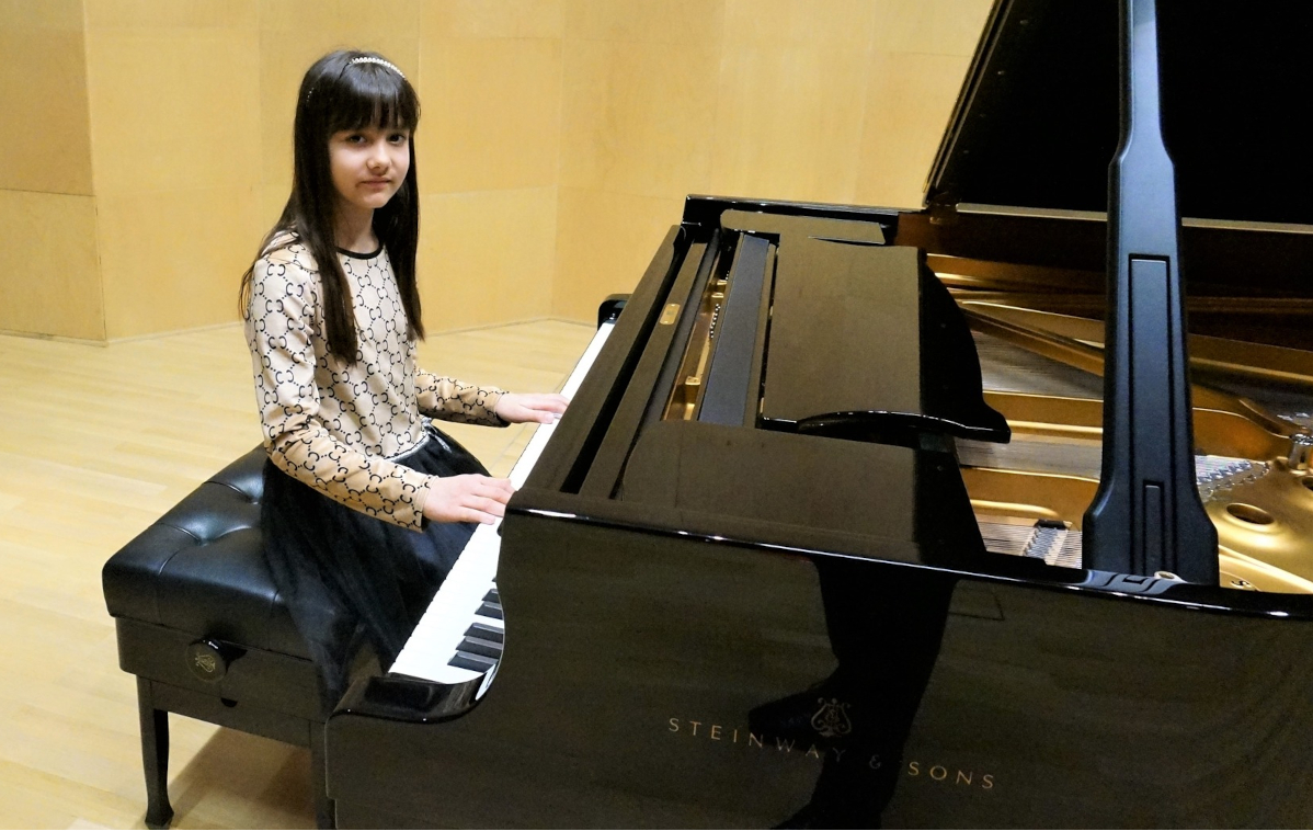 Emilia Mudry przy fortepianie